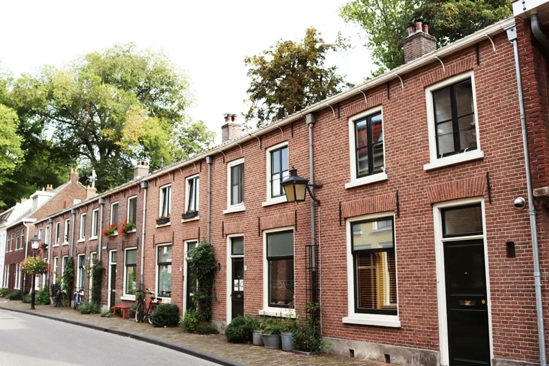 Nederlandse rijtjeshuizen van rode baksteen